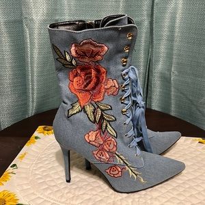 New Cape Robbin Mini 108 Blue Denim Embroidered Roses Ankle Boots Size 11